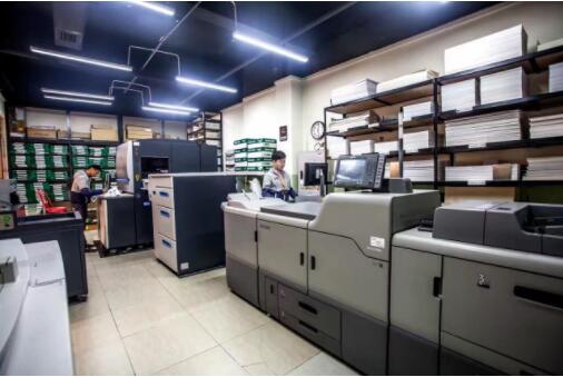 數(shù)碼快印廠現(xiàn)場照.jpg 數(shù)碼快印廠現(xiàn)場照.jpg